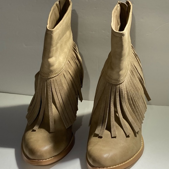 Very Volatile California Woman Ankle Bootie Size 8 - Picture 2 of 9